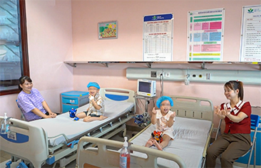 Two pediatric patients with complex epilepsy recovered miraculously 6 days after surgery thanks to the method of placing deep electrodes on the surface of the cerebral cortex – for the first time in Vietnam